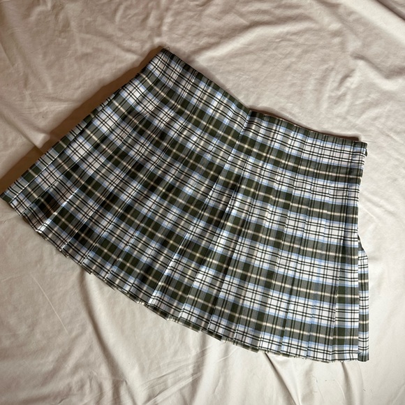 Short Clueless vibes skirt. Fit is smaller, closer to fitting like 14. Not worn. - Picture 4 of 4